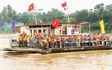 Nước sông Hồng chảy xiết, tạm dừng vận hành phà quân sự ở Phong Châu