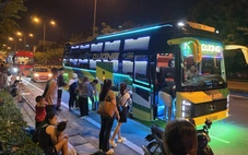 Chỉ 1 tiếng, 6 nhà xe giường nằm vào ra đón khách chớp nhoáng tại một đoạn đường