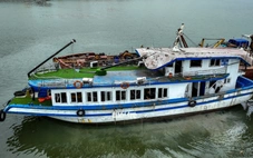 Cận cảnh tàu du lịch bị lật ở Hạ Long trong siêu dông