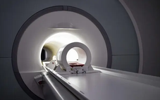 Đeo dây chuyền vào phòng chụp, người đàn ông tử vong vì bị máy MRI hút mạnh