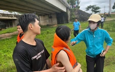 Cảnh sát vật lộn nước xiết sông Đăk Bla, cứu 2 anh em bị đuối nước