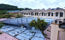 Lốc xoáy làm tốc mái nhà hai tầng của một trường học