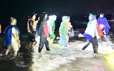 Dông lốc làm nhiều tàu thuyền gặp nạn, 1 ngư dân đang mất tích