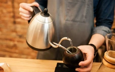 Gen Z chê ấm đun nước, dùng lò vi sóng để pha trà