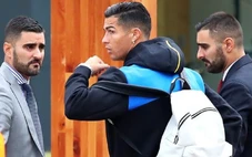 Mang theo 16 vệ sĩ ra sân tập, Ronaldo bị chỉ trích 'làm màu'