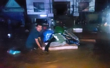 Người dân miền núi Nghệ An hối hả chạy lũ trong đêm