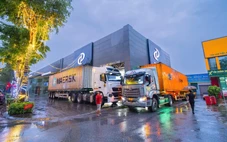 Showroom xe Việt chống bão số 3 Wipha: Nơi mang xe đi 'cất', nơi thuê container chắn cửa