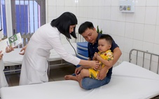 Bé trai 2 tuổi ngã xuống hồ cá Koi được cứu sống thần kỳ