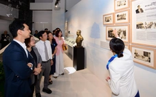 Khách dự tọa đàm Tuổi Trẻ Startup Award tìm hiểu hành trình khởi nghiệp của ông Trần Mộng Hùng
