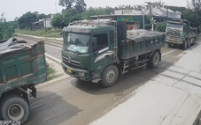 Đoàn xe ben nối đuôi qua đường sắt, một xe bất chấp dừng trái phép giữa đường ray