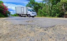 Ổ gà, ổ voi chằng chịt trên đường vào di tích quốc gia đặc biệt Gành Đá Đĩa