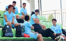 Ông Park Hang Seo tự lái xe đến thăm CLB Nam Định