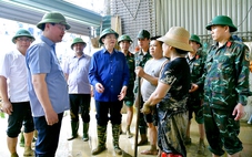Phó thủ tướng Mai Văn Chính thăm bà con vùng lũ Nghệ An: 'Tính mạng con người là trên hết'