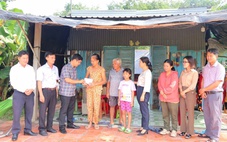 Xã Củ Chi hỗ trợ người dân bị tốc mái do mưa dông