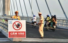 Người dân bất chấp lệnh cấm, chui rào lên cầu Rạch Miễu 2 chụp ảnh