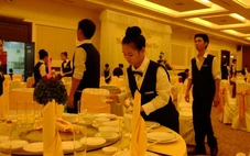 Mang đồ ăn đám tiệc về nhà là vô duyên, vậy chuyện bỏ thức ăn còn ngon liệu có đúng?