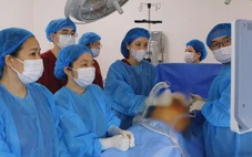 Bé gái có dây rốn dài 1m, xoắn vặn nhiều vòng