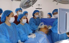 Bé gái có dây rốn dài 1m, xoắn vặn nhiều vòng