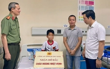 Công an nhận đỡ đầu cháu bé 10 tuổi sống sót trong vụ lật tàu Vịnh Xanh QN-7105