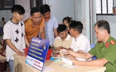 Cán bộ công an phường tăng ca đêm làm căn cước cho dân