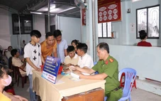Cán bộ Công an phường tăng ca đêm làm căn cước cho dân
