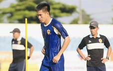 CLB Quảng Nam 'câu giờ', chờ phép màu chơi V-League