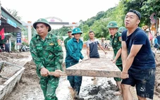 Quân đội, công an dồn lực giúp bà con vùng lũ Nghệ An khắc phục thiệt hại