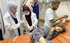 Bác sĩ ở Gaza ngất xỉu vì đói và kiệt sức trong lúc phẫu thuật