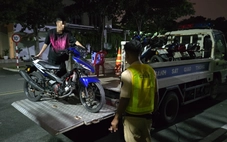 CSGT xuyên đêm 'vây ráp' nhóm chạy xe độ pô, lạng lách trong khu đô thị Sala