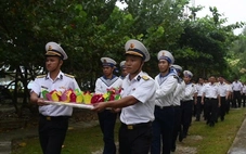 Thả hàng trăm hoa đăng xuống biển tưởng nhớ Anh hùng liệt sĩ Trường Sa