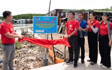 Đội tình nguyện viên nghệ sĩ TP.HCM lắp đèn năng lượng mặt trời, sửa chữa nhà vệ sinh ở Cà Mau