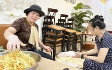 Ấm lòng những suất cơm nóng giúp bà con vùng lũ Nghệ An