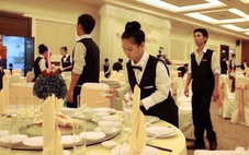 Mang đồ ăn đám tiệc về nhà là vô duyên, vậy chuyện bỏ thức ăn còn ngon liệu có đúng?