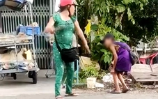 Không bán hết vé số, hai bé bị cô ruột dùng khúc cây 1m đánh đập tàn nhẫn