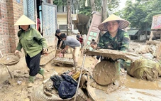 Người dân vùng lũ Nghệ An bới tìm tài sản trong lớp bùn dày đặc