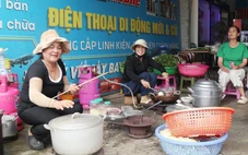 Mở bếp ăn 'tiếp sức' đoàn cứu trợ bà con vùng lũ Nghệ An