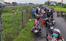 Người đàn ông bất ngờ giật tay lái của tài xế rồi lao ra khỏi xe trên cao tốc
