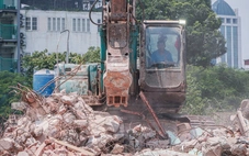 Cận cảnh việc phá dỡ tòa nhà Pháp cũ 4 mặt tiền để mở rộng đường Hùng Vương, phục vụ lễ diễu binh