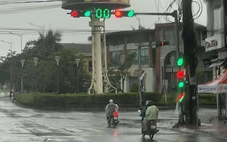 Độc lạ đèn vừa xanh vừa đỏ trên quốc lộ 1, tài xế qua đường phải quay video