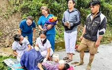 Bác sĩ đỡ đẻ sản phụ vùng lũ bên đường