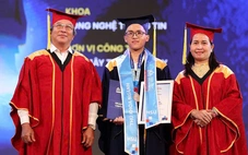 Gần 1.500 sinh viên Hoa Sen bất ngờ được tặng lễ phục tốt nghiệp