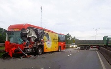 Xe khách va chạm xe đầu kéo trên quốc lộ 1, chắn ngang một làn đường