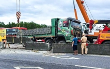 Xe khách va chạm xe đầu kéo trên quốc lộ 1, chắn ngang một làn đường