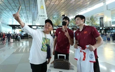 Người hâm mộ Indonesia vây quanh chụp ảnh, xin chữ ký U23 Việt Nam tại sân bay Jakarta