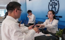 Từ 1-8, người Hà Nội đi làm thủ tục hành chính sẽ được in ấn miễn phí, mời ăn bánh, uống trà
