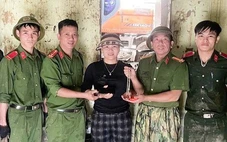 Dọn lũ, công an tìm thấy tiền, vàng trả lại cho bà con