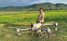 Người lái drone cứu 2 em nhỏ giữa sông nói vừa cứu vừa... run