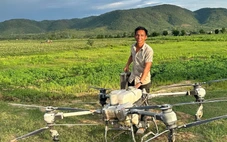 Người lái drone cứu 2 em nhỏ giữa sông nói vừa cứu vừa... run