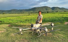 Báo Tuổi Trẻ tặng danh hiệu 'Bạn đồng hành quanh tôi' cho người lái drone cứu 2 trẻ kẹt lũ