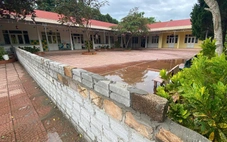 Hộ dân xây tường ngăn giữa sân trường, bức xúc vì 4 đời chủ tịch xã vẫn chưa thể cấp đổi đất